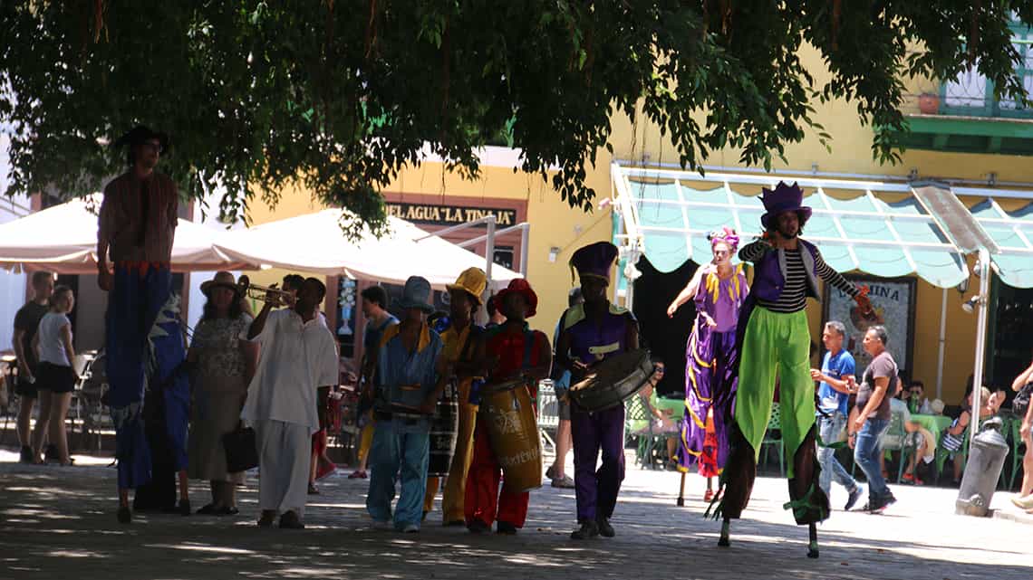 Grupo de teatro callejero, Giganteria, actua por las calles de La Habana camino a la Plaza de Armas