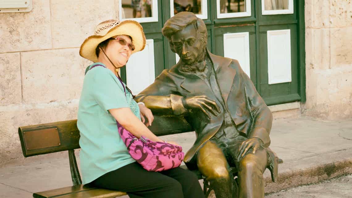 Turista se toma foto en la estatua de Federico Chopin en la Plaza de San Francisco de Asis