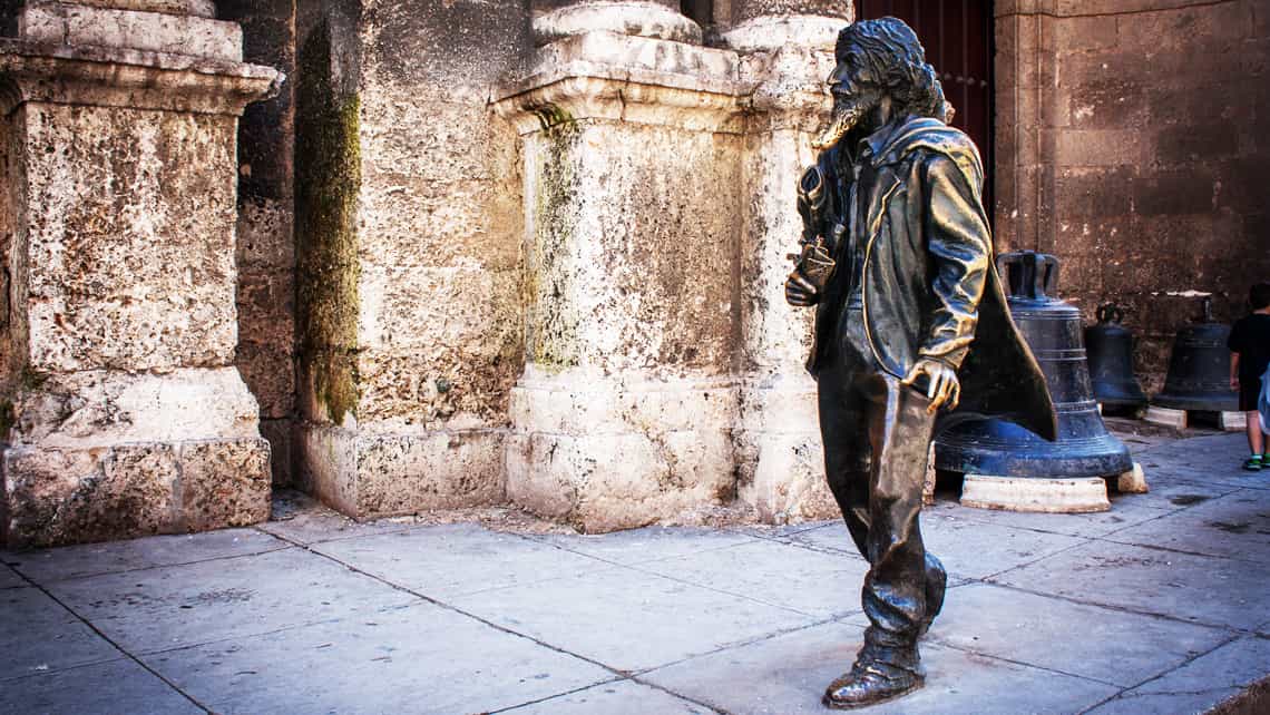 Estatua de el Caballero de París, el famoso personaje parece que aun camina por las calles de La Habana