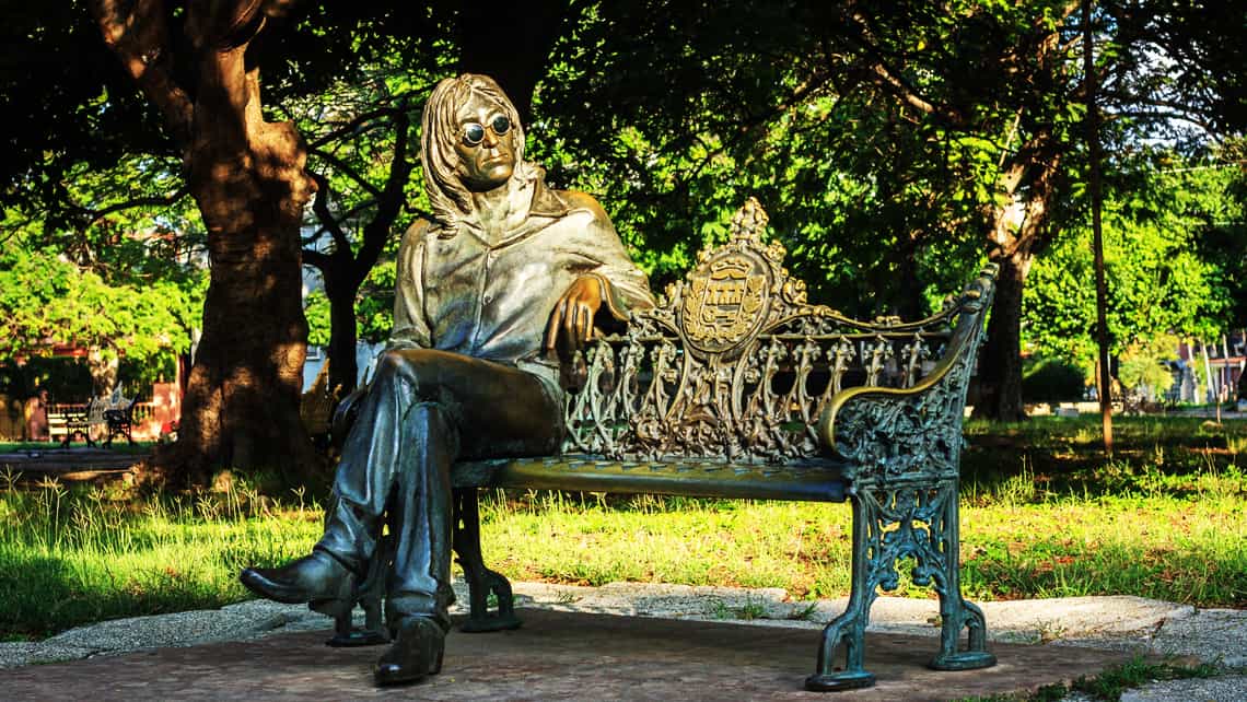 Estatua del cantautor ingles John Lennon en el parque que lleva su nombre en el Vedado habanero