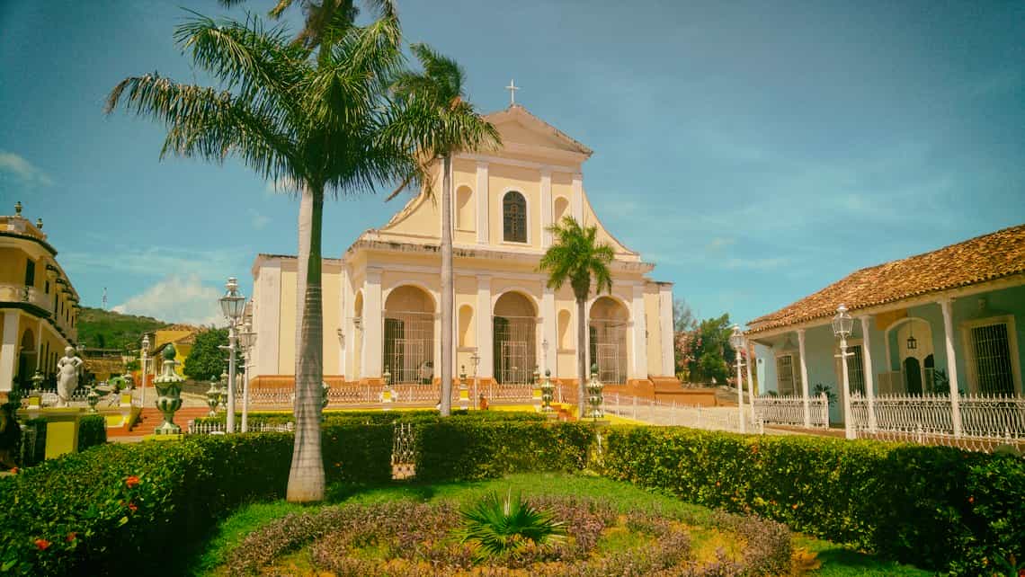 Vista de la hermosa Plaza Mayor en el centro historico de Trinidad, al fondo la Iglesia Parroquial Mayor Santísima Trinidad