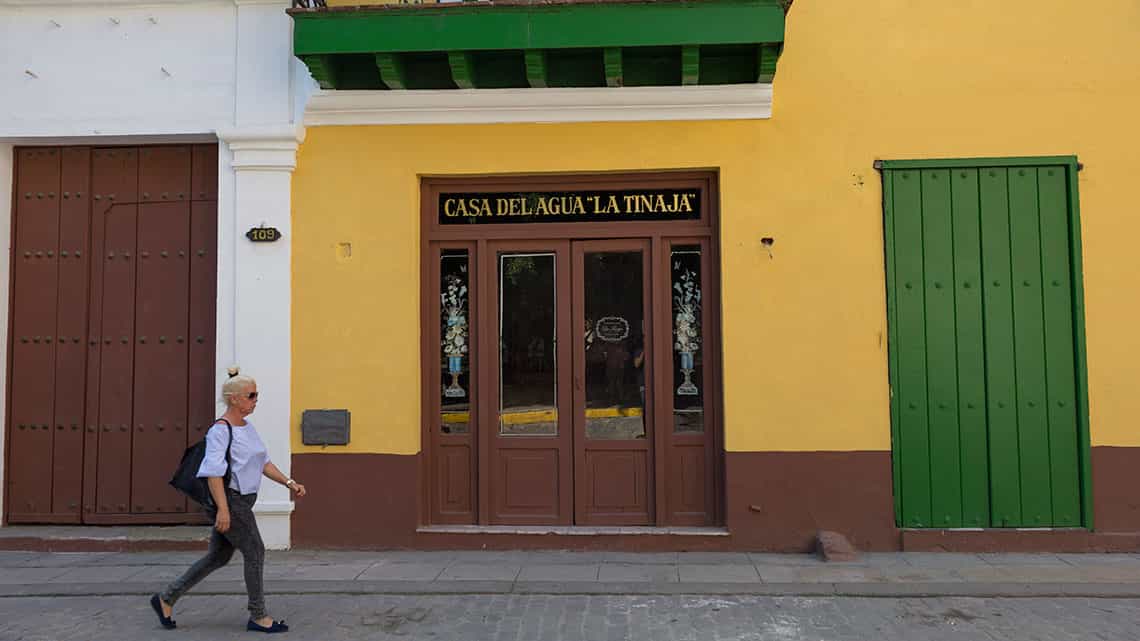 Habanera recorre las calles de La Habana Vieja, al fondo La Casa del Agua - La Tinaja