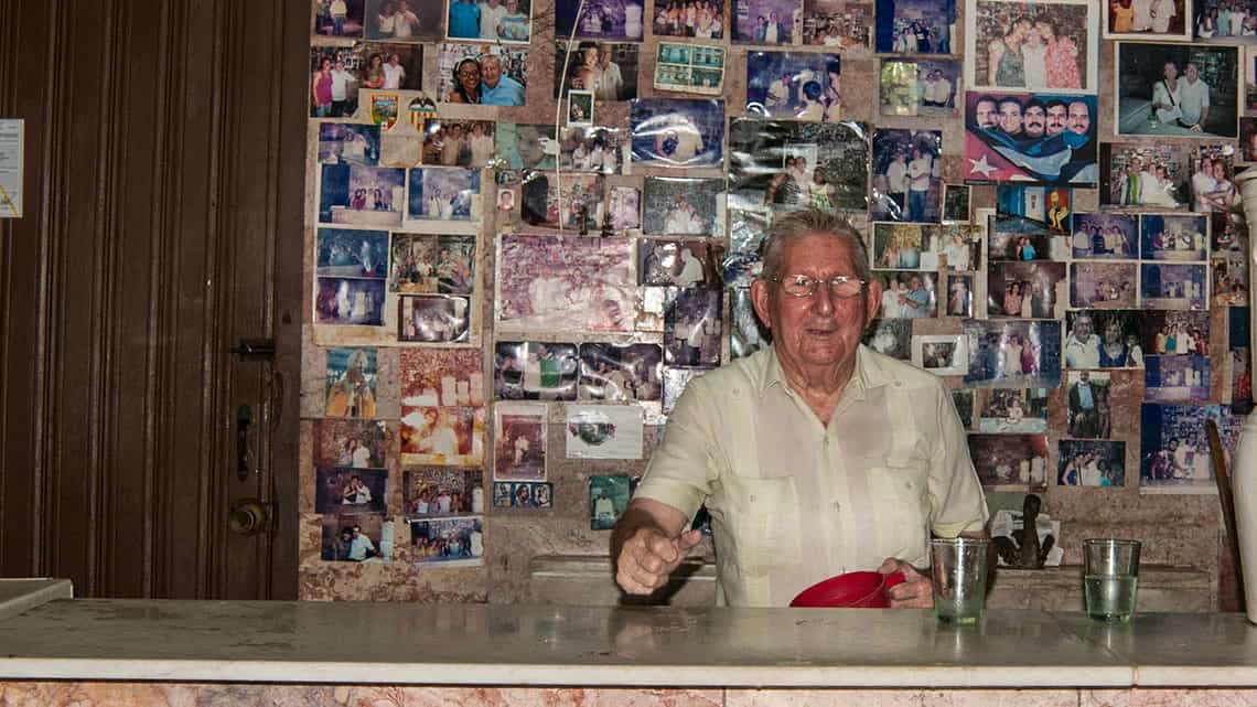 Numerosas fotos decoran las paredes de La casa del Agua - La Tinaja de La Habana Vieja