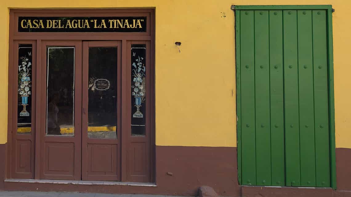 Casa del Agua - La Tinaja, fachada y entrada principal