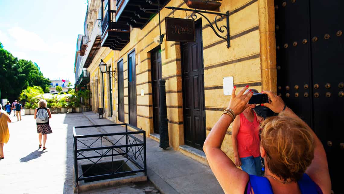 Turista toma fotos en la calle Obispo de la Habana Vieja en la cercanias de la Casa del Agua - La Tinaja