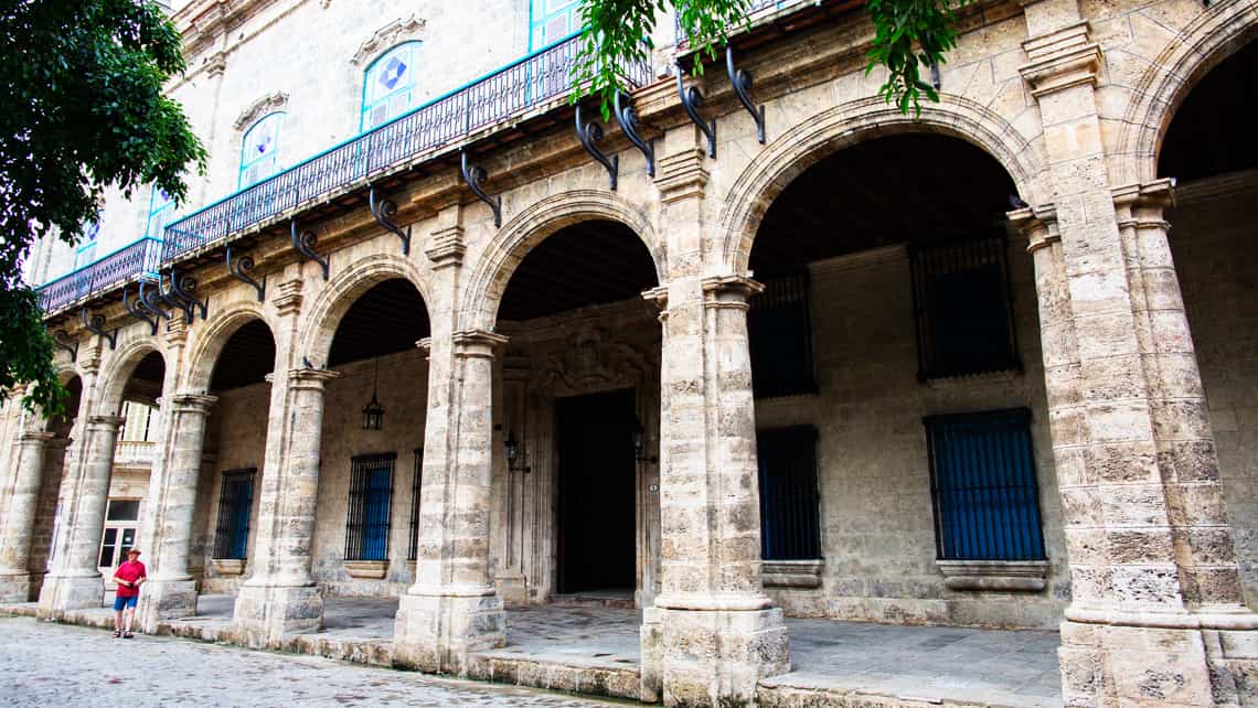 Portal y fachada del Palacio de los Capitanes Generales en las cercanias de La Tinaja