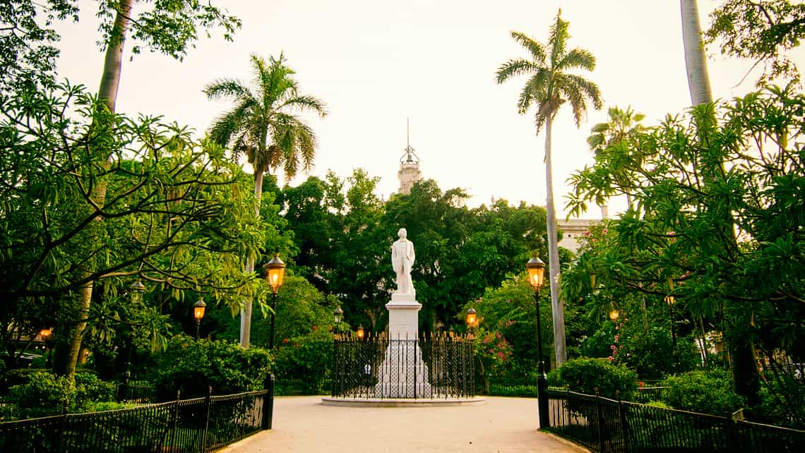 Hermosa vista de la Plaza de Armas de La Habana, al fondo la estatua de Carlos Manuel de Cespedes