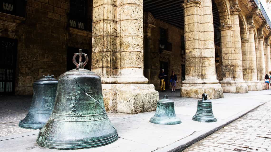 Detalles de antiguas campanas en la calle Tacon, justo frente al Palacio de los Capitanes Generales