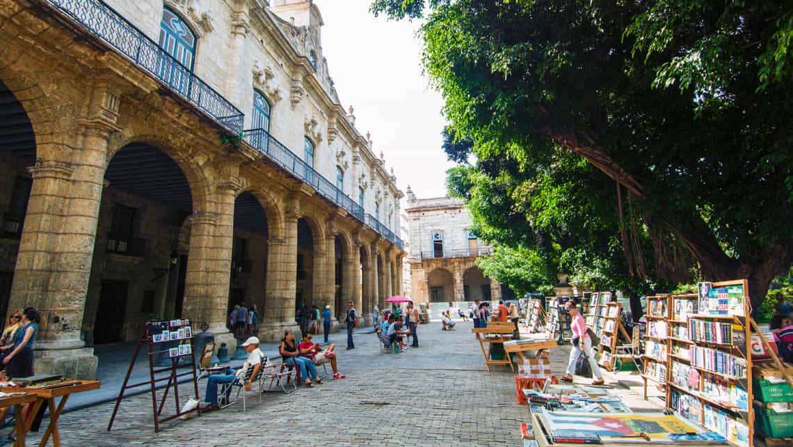 Libreros de libros de uso pueblan la Plaza de Armas de La Habana