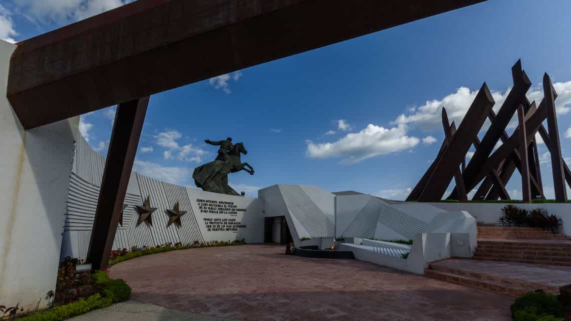 Estatua a Antonio Maceo en la Plaza de la Revolucion de Santiago de Cuba