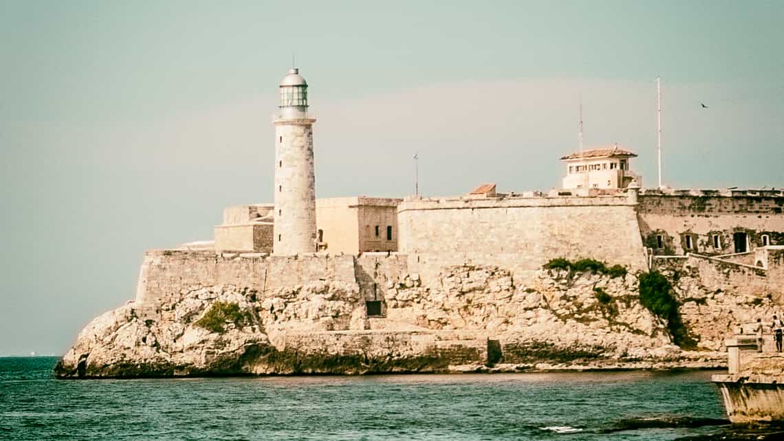 Castillo de los Tres Reyes del Morro a la entrada de la bahia de La Habana