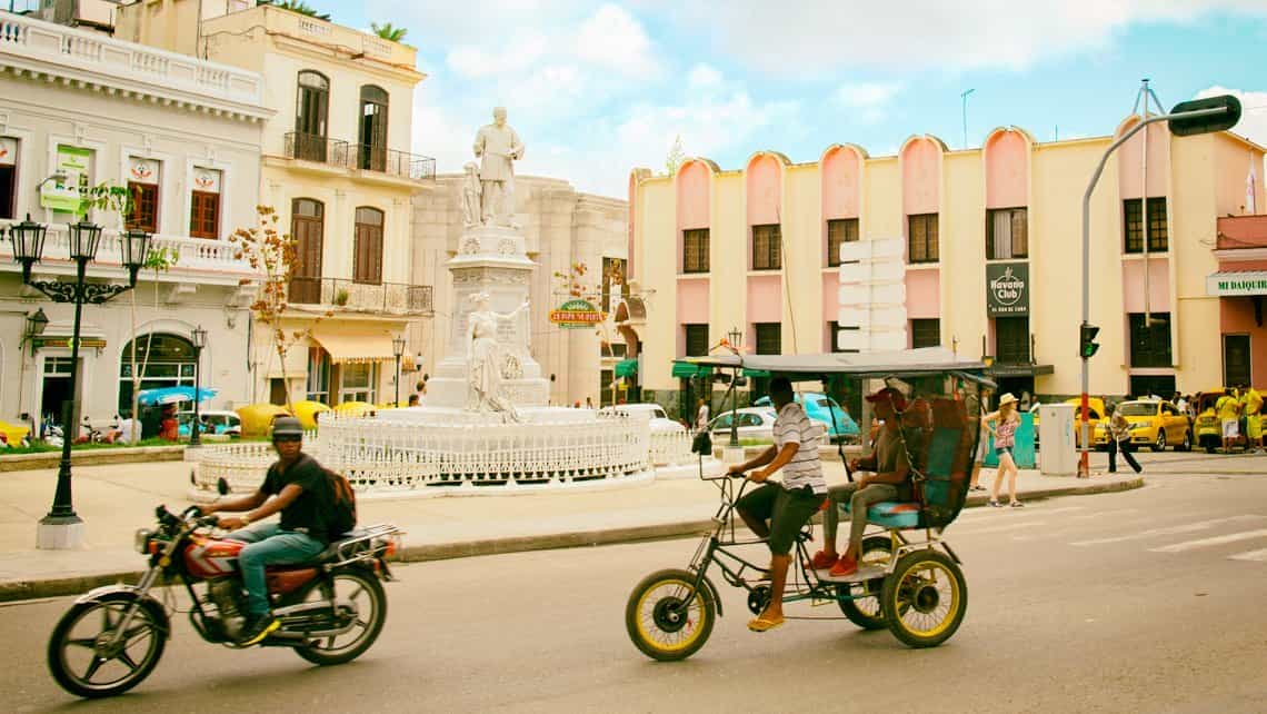 Bicitaxi recorre las calles de La Habana Vieja, al fondo monumento en homenaje a Albear en la plazuela que lleva su nombre