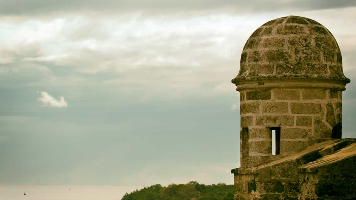 El cielo azul de Cuba se funde con el Mar Caribe, vista desde el Castillo de Jagua