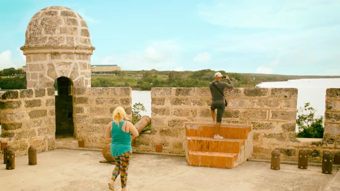 Turistas toman fotos desde la muralla de la fortaleza de Jagua