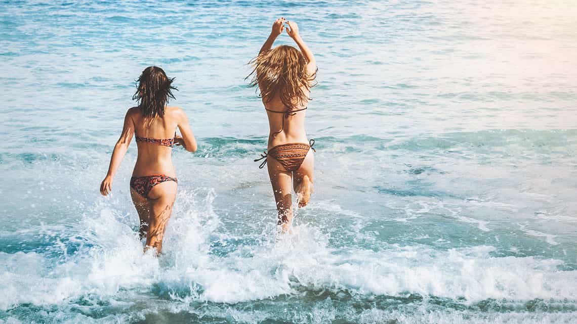 Chicas saltan al agua en la playa de Varadero, Cuba