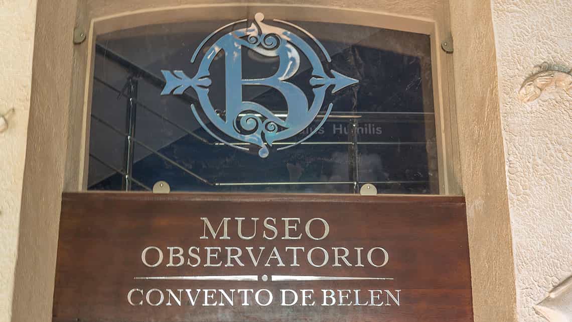 Cartel en la entrada de Observatorio de Belén