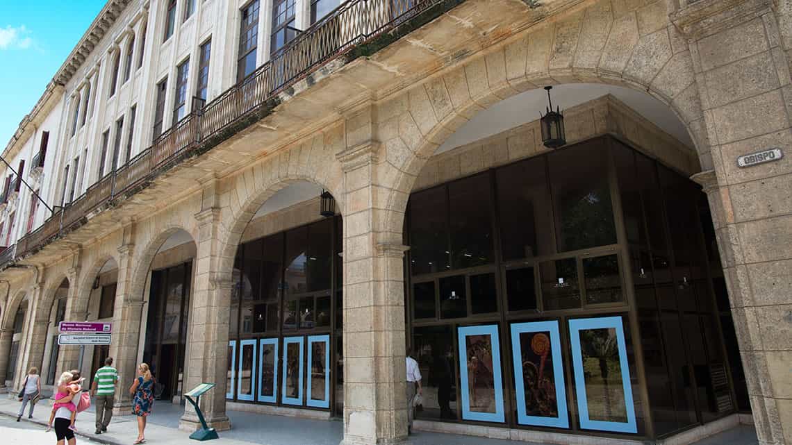 Fachada y entrada del Museo de Historia Natural de La Habana