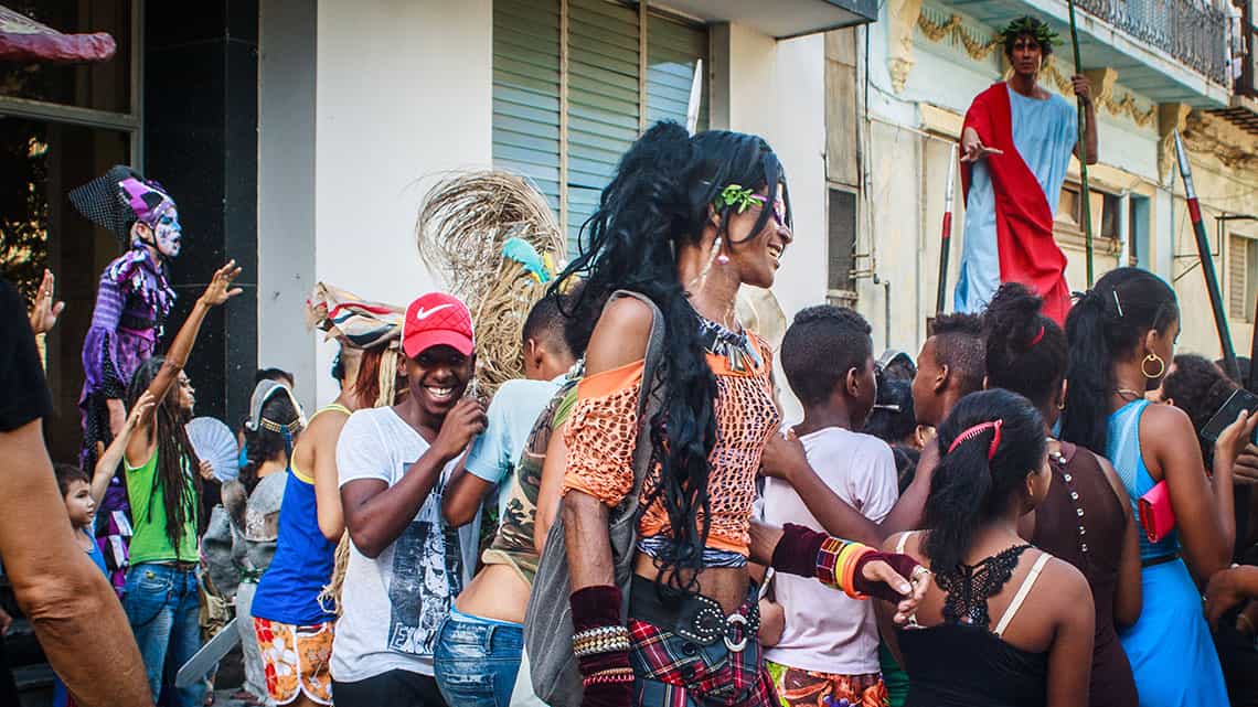 Habaneros y turistas rodean a los artistas durante espectaculo callejero
