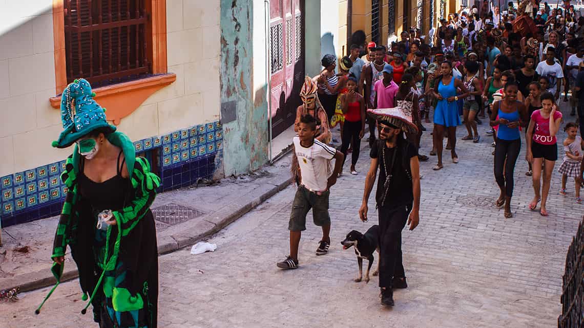 El grupo de zanqueros de Giganteria Ambulante guia a una muchedumbre de habaneros por las calles del centro historico de la ciudad