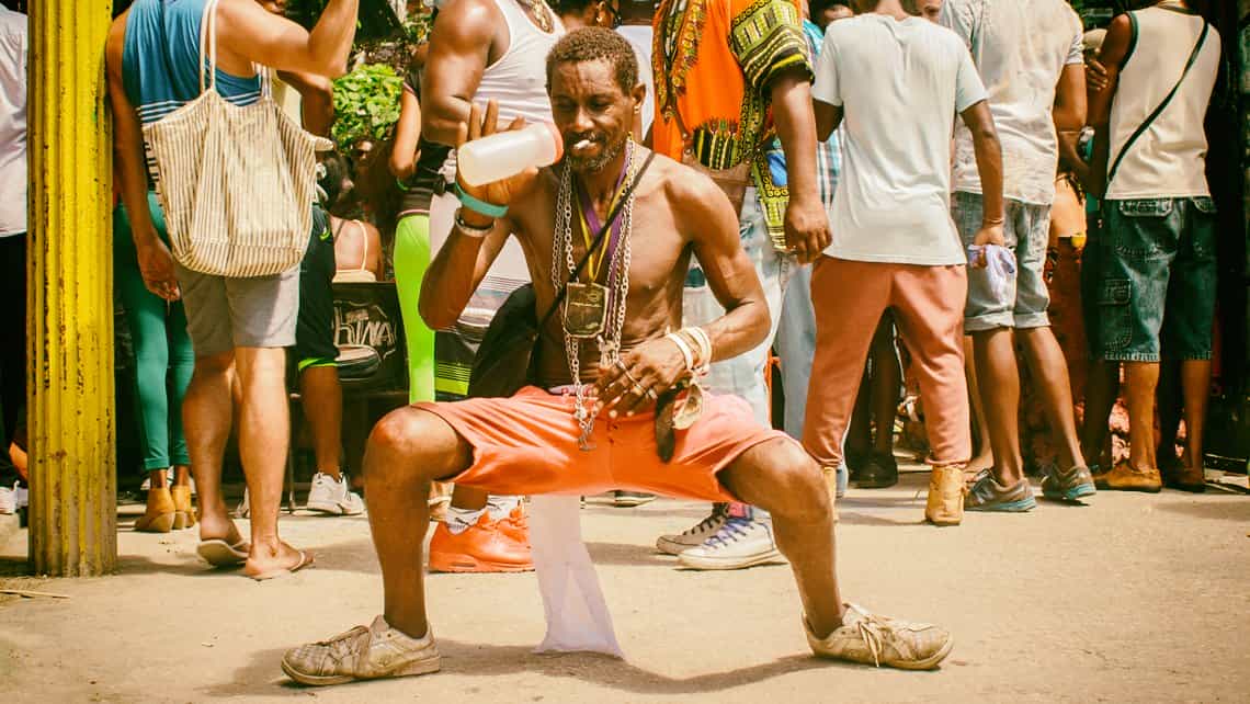 Cubano bailando guaguanco en el Callejon de Hamel