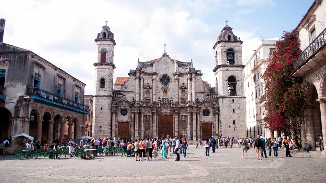 Turistas y locales caminan por la plaza de la Catedral de la Habana 