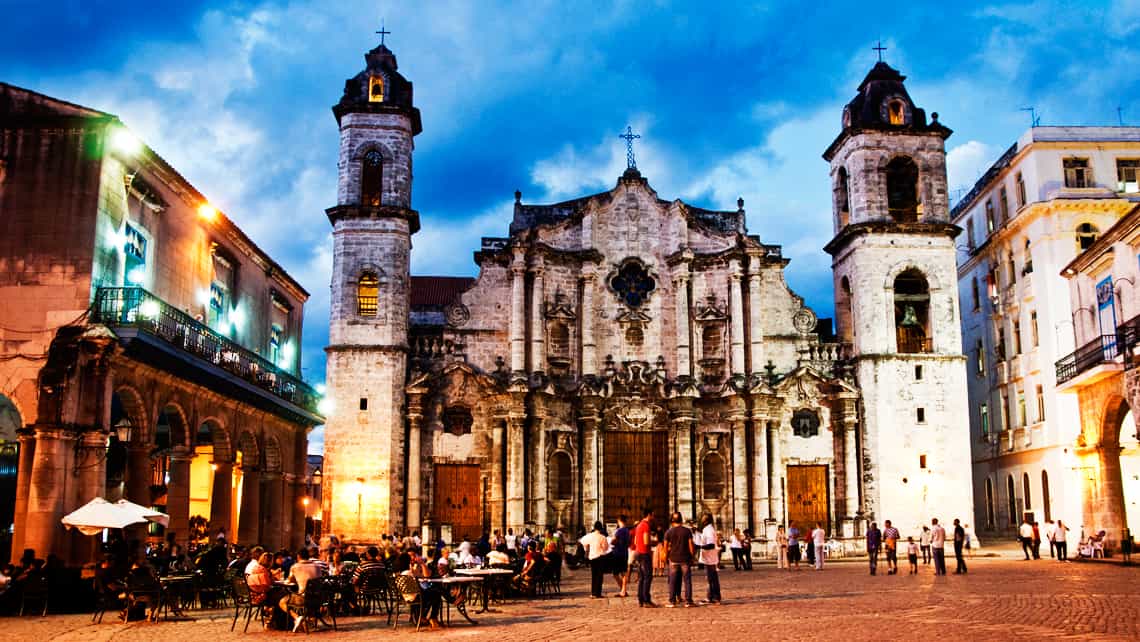 La plaza de la Catedral de La Habana, uno de los lugares mas concurridos y famosos de la capital cubana