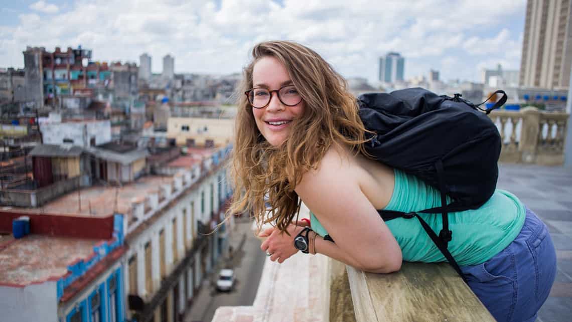 Chica disfrutando de las vistas de La Habana desde un balcon