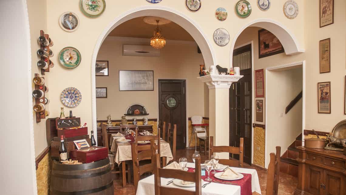 Acogedor espacio interior del restaurante Toros y Tapas