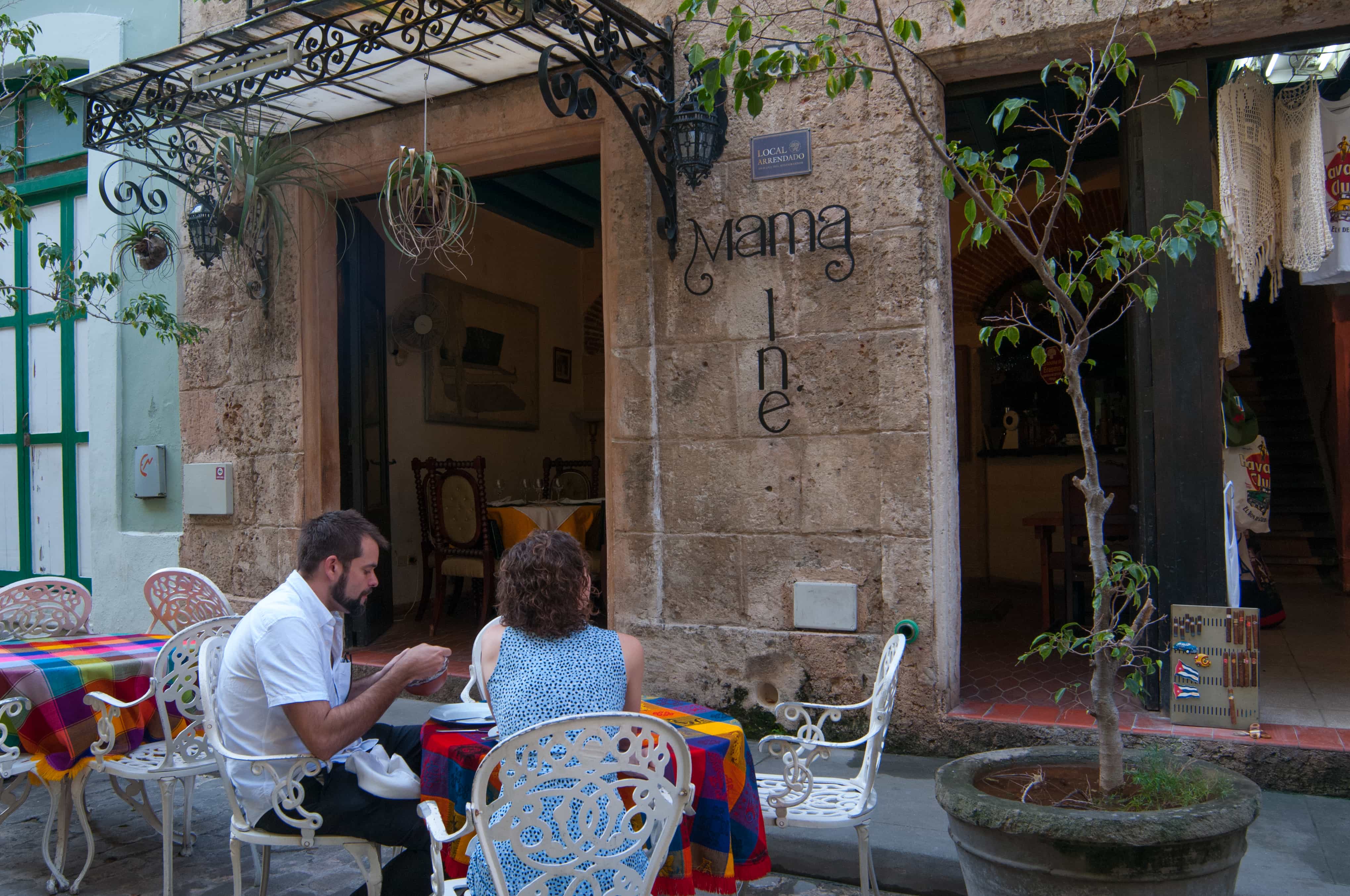 Turistas sentados en una mesa al fresco del bar restaurante Mamaine