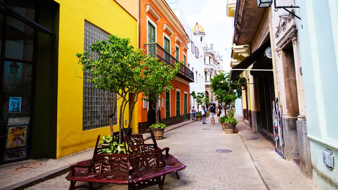Calle Obrapia, en el corazon de La Habana Vieja, donde puede encontrar restaurantes de comida asiatica