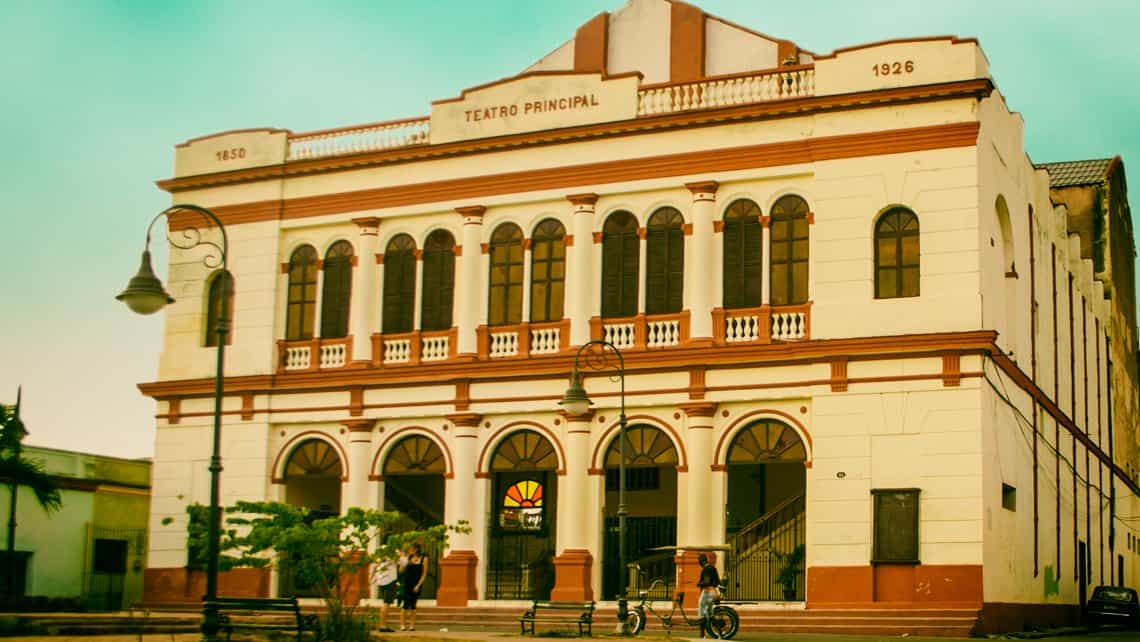 Hermosa fachada del Teatro Principal de Camagüey