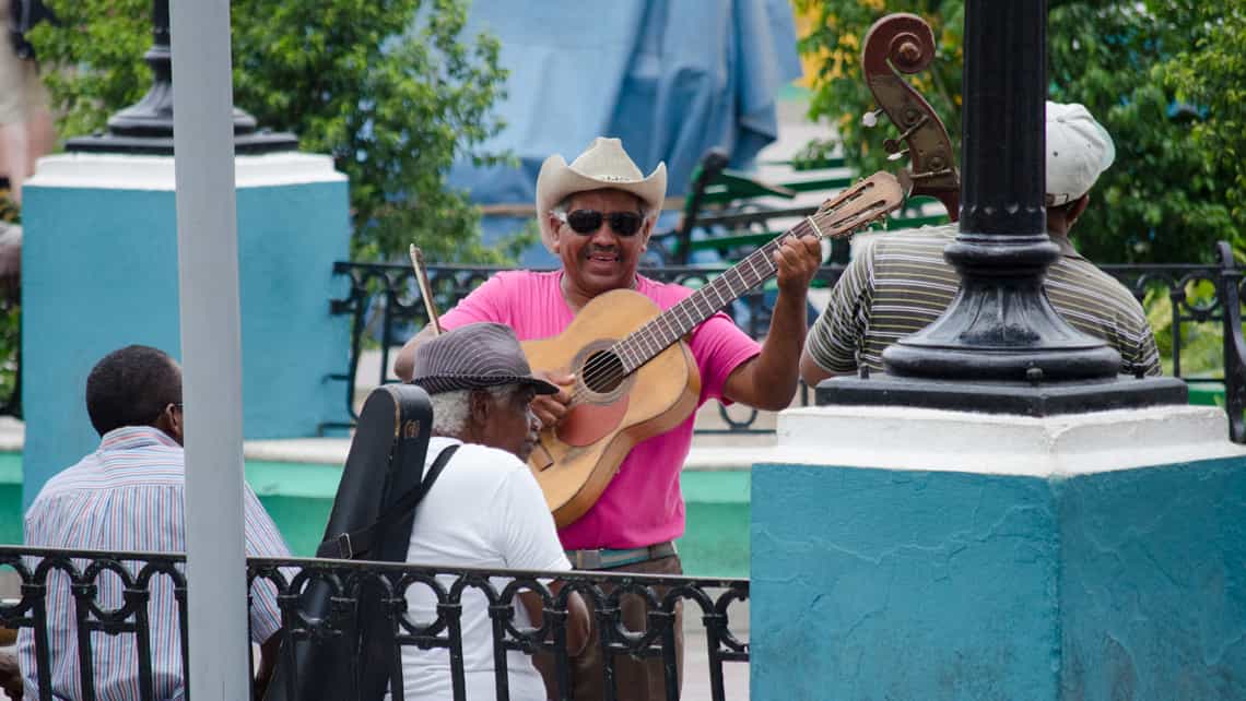 Musico santiaguero tocando la guitarra