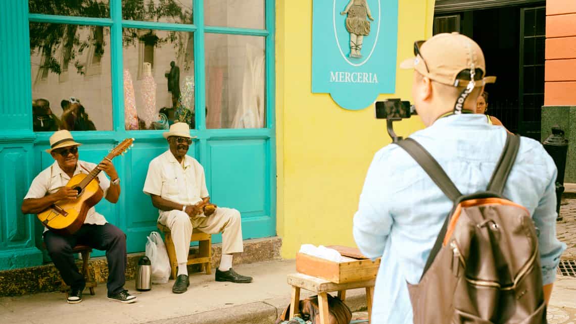 Grupo de musicos complacen a turistas y locales en las calles de La Habana