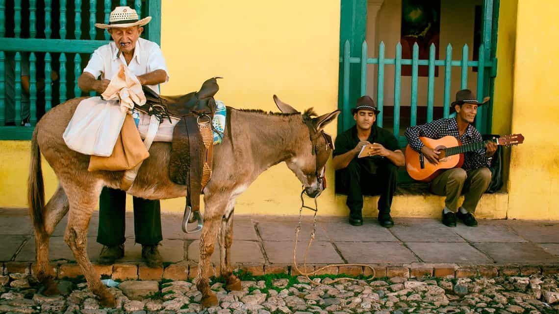 Un vendedor itinerante recorre las antiguas calles de Trinidad, Cuba