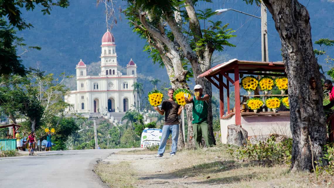 Vendedor de girasoles en la carretera que conduce al Santuario Nacional de Cuba