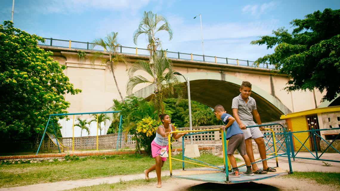 Ninos jugando en un parque infantil en la inmediaciones del Parque Alemdares