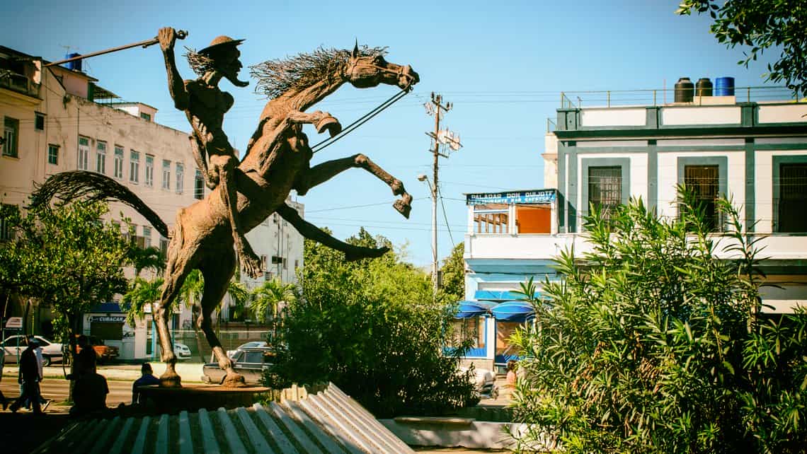 Estatua de Don Quijote de la Mancha en el corazon de La Habana