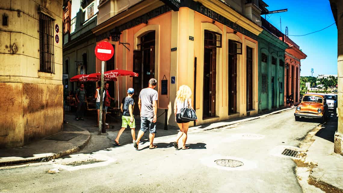 Turistas caminan por uno de los barrios de La Habana