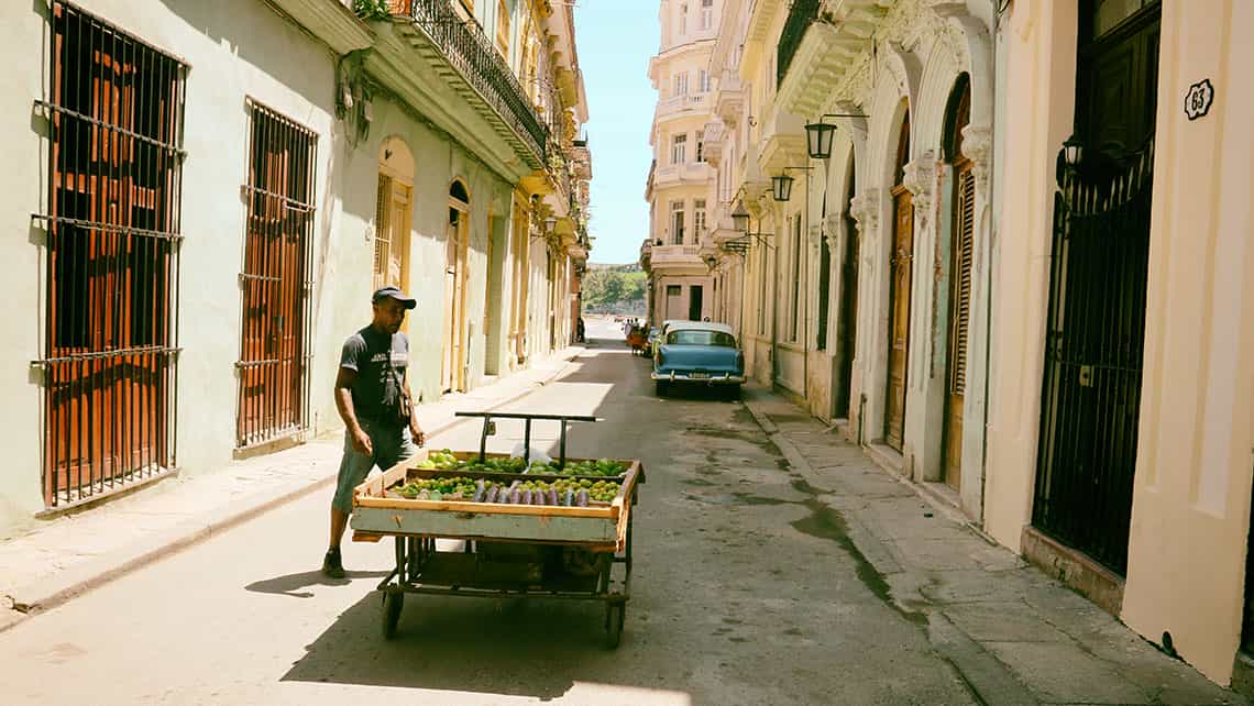Vendedor ambulante anuncia su mercancia por las calles de La Habana