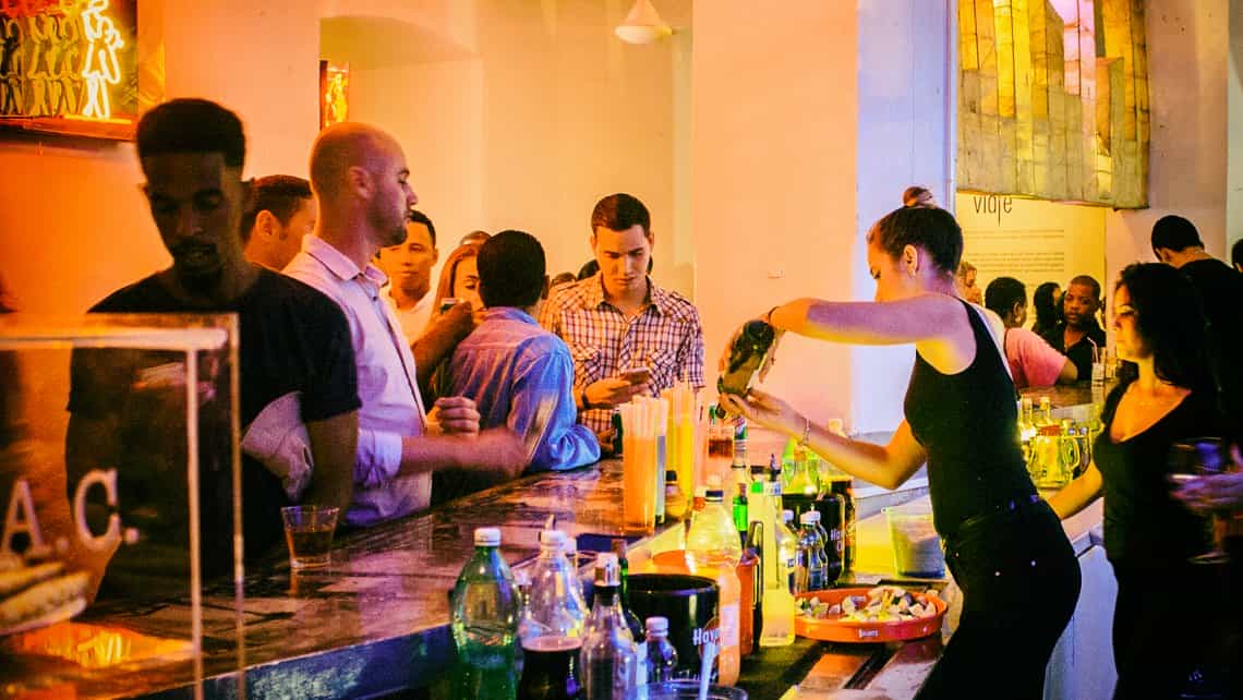 Grupo de personas consumiendo bebidas en un bar