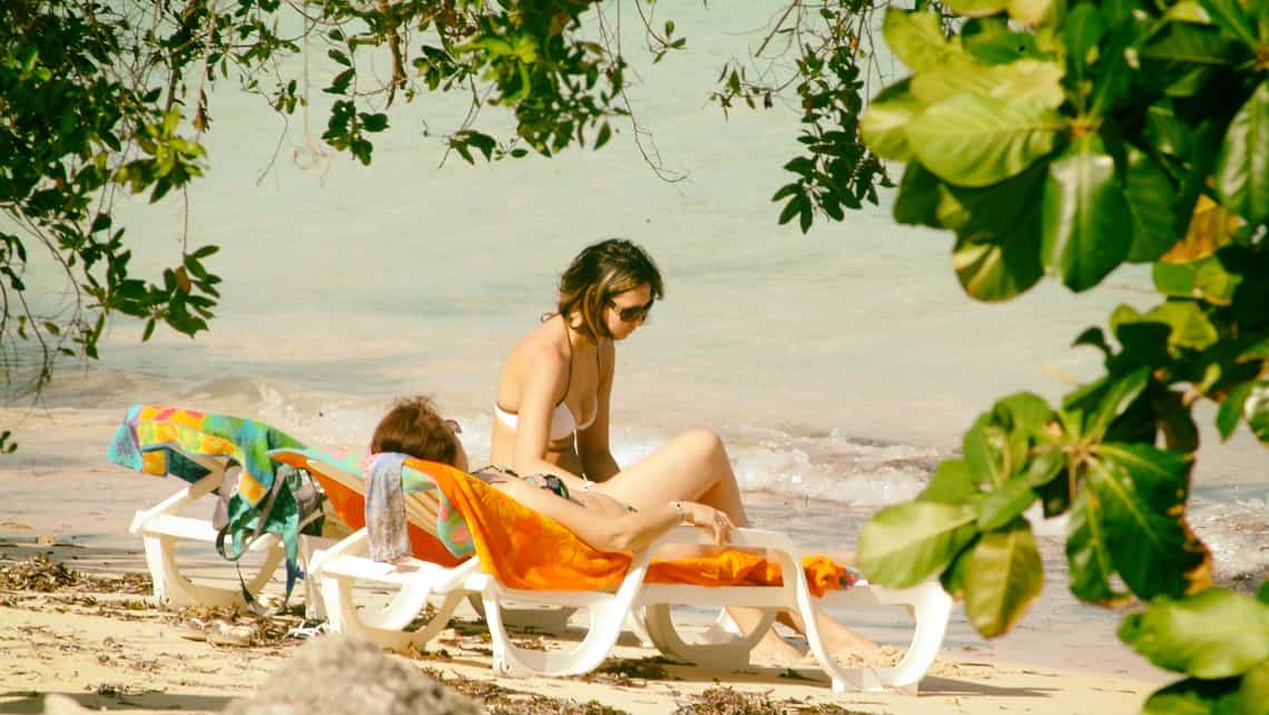 Jovenes relajando en playa Guardalavaca