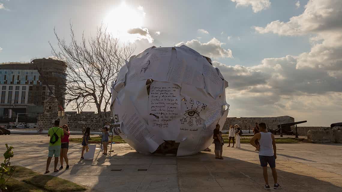Bola gigante de papel en exhibicion durante la Bienal de La Habana del 2019, parte del proyecto 'Detras del Muro'