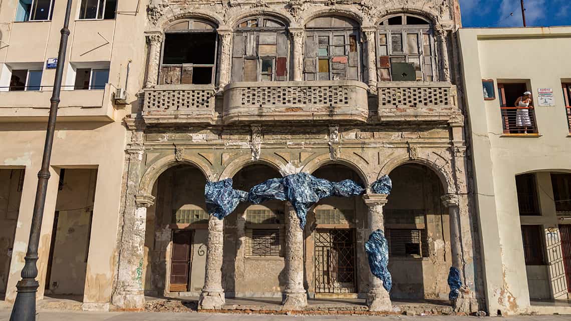 Vetusto edificio de Centro Habana, justo frente al Malecon, decorado para la Bienal de La Habana 2019