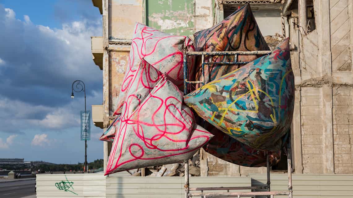 Obras en exposicion durante la XIII Bienal de La Habana, parte del proyecto 'Detras del Muro'