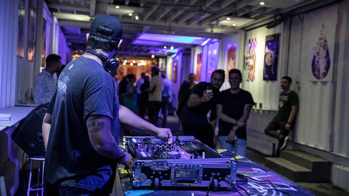 DJ ameniza uno de los salones de la FAC durante la Bienal de La Habana