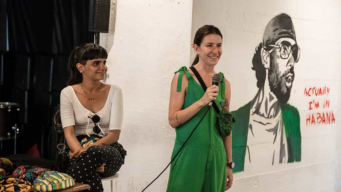 Artistas responden preguntas de la prensa, criticos y publico durante la Bienal de La Habana