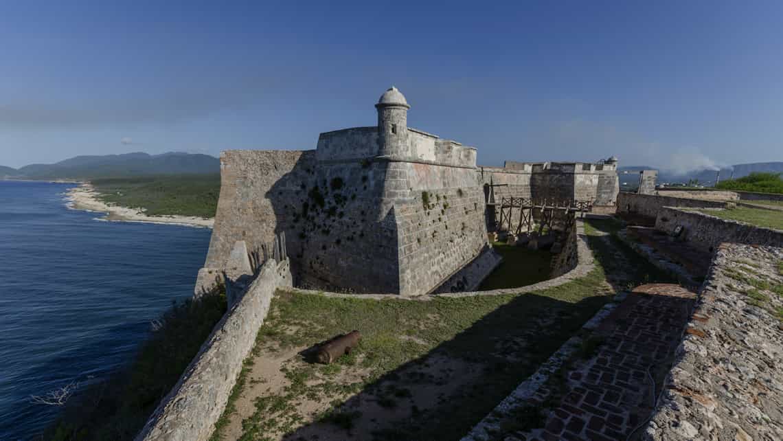 El Morro de Santiago de Cuba desafiando el Mar Caribe