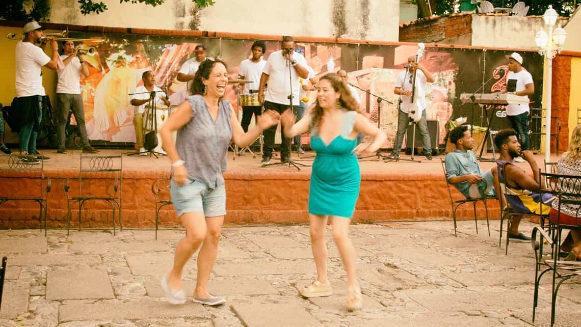 Mujeres se divierten bailando en la casa de la musica de Trinidad