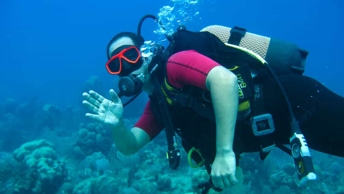 Buzo en una inmersion en aguas de la plataforma insular cubana