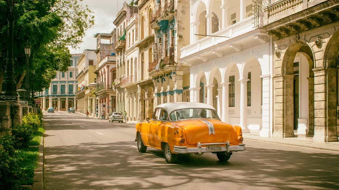 Coche americano recorre las calles de La Habana